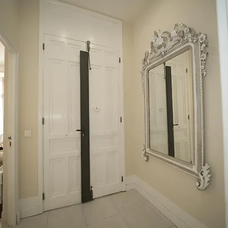 Stylish 1-bedroom Minutes From Beach&promenade شقة