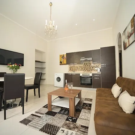 Stylish 1-bedroom Minutes From Beach&promenade Apartmán