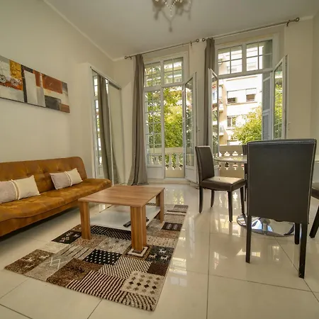 Stylish 1-bedroom Minutes From Beach&promenade Apartmán